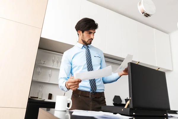 Imagen Joven Empresario Serio Concentrado Cocina Que Tiene Documentos — Foto de Stock