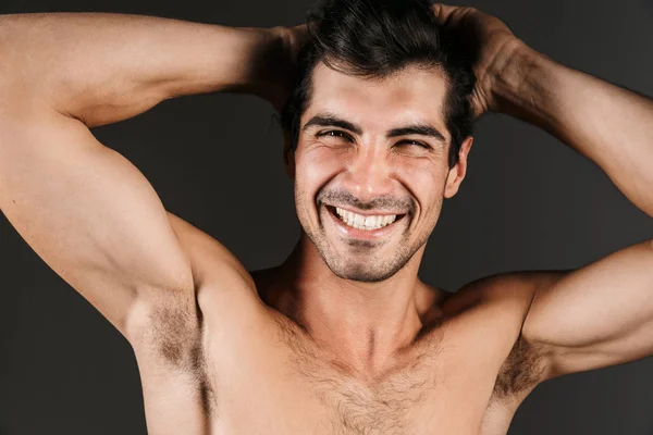 Imagen Guapo Joven Desnudo Sonriente Posando Aislado Sobre Fondo Oscuro —  Fotos de Stock