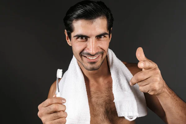 Uśmiechnięty Człowiek Shirtless Ręcznikiem Ramionach Stojąc Białym Czarnym Tle Trzymając — Zdjęcie stockowe