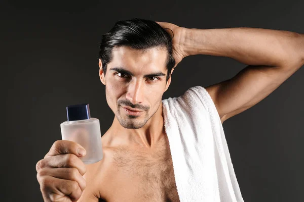 Imagen Joven Guapo Posando Aislado Sobre Fondo Pared Oscuro Sosteniendo — Foto de Stock