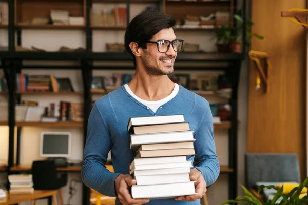 Beau Jeune Homme Portant Des Lunettes Debout Bibliothèque Tenant Une — Photo