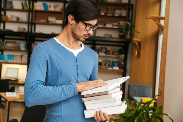 Knappe Jonge Man Dragen Bril Staan Bibliotheek Die Stapel Boeken — Stockfoto