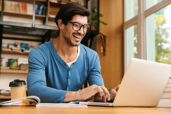 Guapo Joven Confiado Sentado Escritorio Biblioteca Trabajando Estudiando Utilizando Ordenador — Foto de Stock