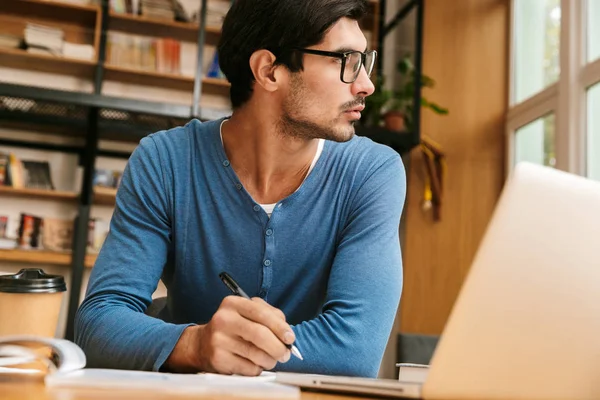 Guapo Joven Confiado Sentado Escritorio Biblioteca Trabajando Estudiando Utilizando Ordenador — Foto de Stock