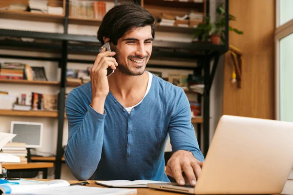 Joven Guapo Confiado Sentado Escritorio Biblioteca Trabajando Estudiando Usando Ordenador — Foto de Stock