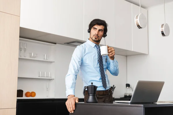 Zeker Jonge Zakenman Werken Thuis Bij Keuken Laptopcomputer Gebruikt Communiceren — Stockfoto