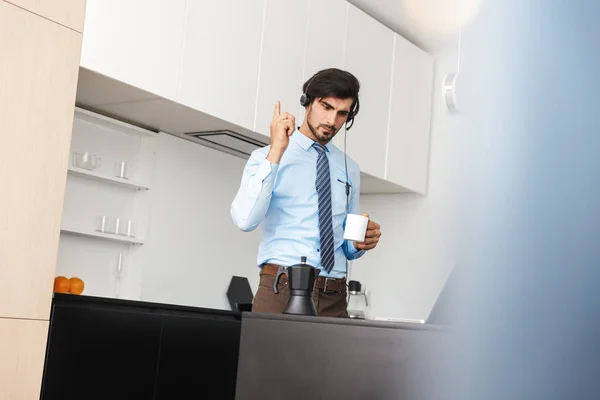 Zeker Jonge Zakenman Werken Thuis Bij Keuken Laptopcomputer Gebruikt Communiceren — Stockfoto