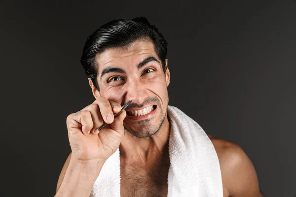 Imagen Joven Guapo Posando Aislado Sobre Fondo Pared Oscura Depilar —  Fotos de Stock