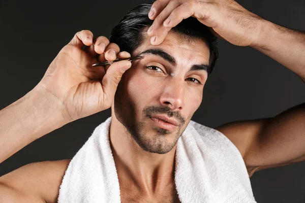 Imagen Joven Guapo Posando Aislado Sobre Fondo Pared Oscura Forma — Foto de Stock