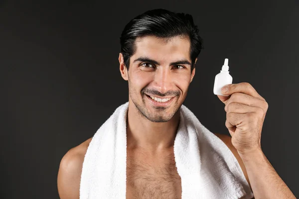 Imagen Joven Guapo Posando Aislado Sobre Fondo Pared Oscura Sosteniendo — Foto de Stock