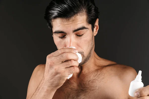 Imagem Jovem Doente Posando Isolado Sobre Fundo Parede Escura Segurando — Fotografia de Stock