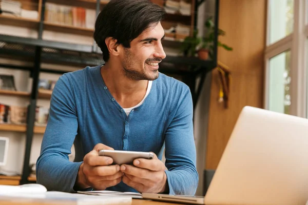 Joven Guapo Confiado Sentado Escritorio Biblioteca Trabajando Estudiando Usando Ordenador — Foto de Stock