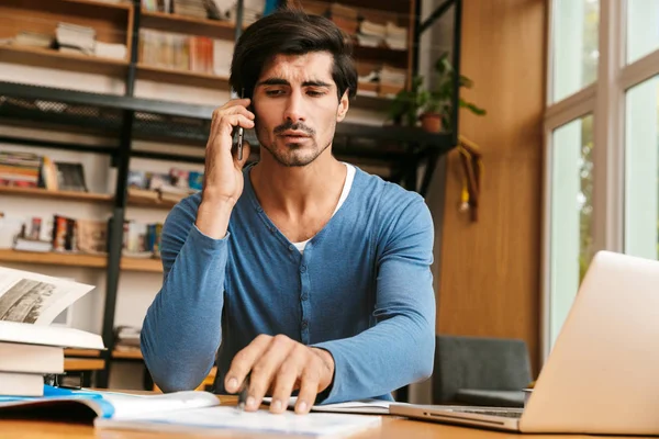 Joven Guapo Confiado Sentado Escritorio Biblioteca Trabajando Estudiando Usando Ordenador — Foto de Stock