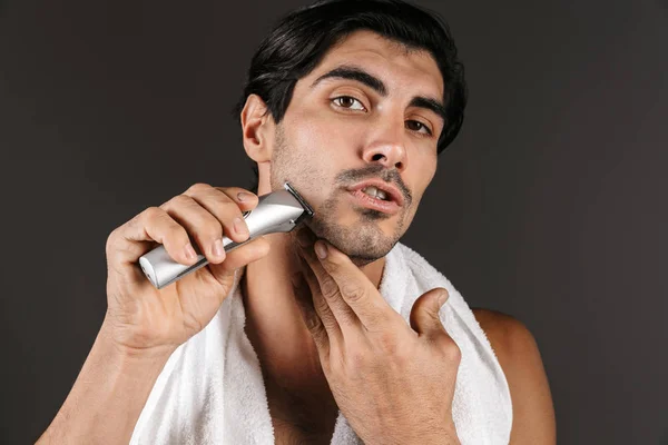 Imagen Joven Guapo Aislado Sobre Fondo Oscuro Con Afeitado Toallas — Foto de Stock