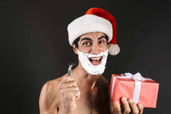 Acercamiento Hombre Feliz Sin Camisa Con Sombrero Santa Claus Pie —  Fotos de Stock