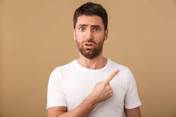 Retrato Joven Sorprendido Vestido Casualmente Pie Aislado Sobre Beige Apuntando — Foto de Stock