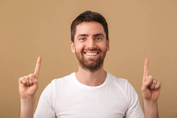 Retrato Jovem Feliz Vestido Casualmente Isolado Sobre Bege Apontando Para — Fotografia de Stock