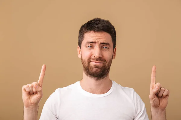 Portrait Jeune Homme Bouleversé Vêtu Façon Désinvolte Isolé Dessus Beige — Photo