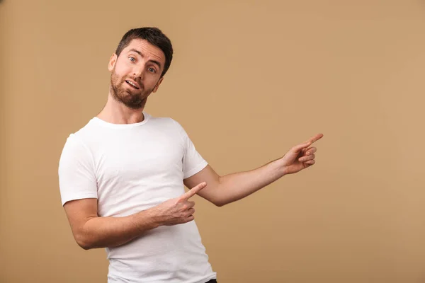 Portrait Jeune Homme Surpris Vêtu Façon Désinvolte Isolé Dessus Beige — Photo