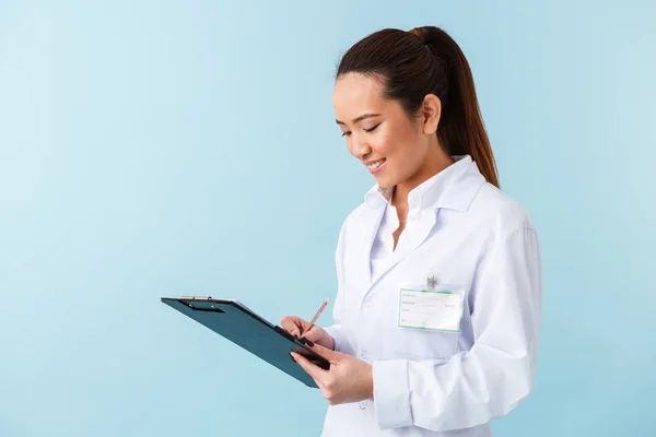 Foto Una Giovane Donna Allegra Medico Posa Isolato Sfondo Blu — Foto Stock