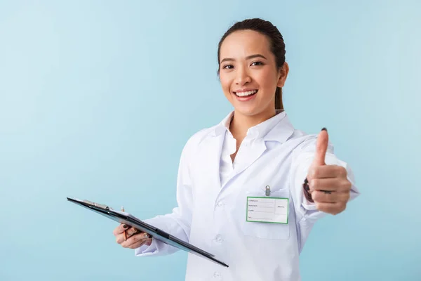 Foto Einer Fröhlichen Jungen Ärztin Posiert Isoliert Über Blauem Wandhintergrund — Stockfoto