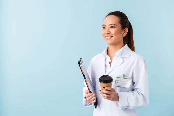 Foto Einer Fröhlichen Jungen Ärztin Posiert Isoliert Über Blauem Wandhintergrund — Stockfoto