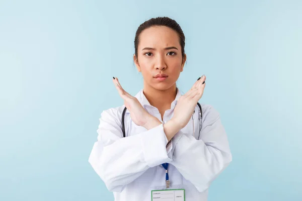 Foto Van Een Arts Van Jonge Vrouw Poseren Geïsoleerd Blauwe — Stockfoto