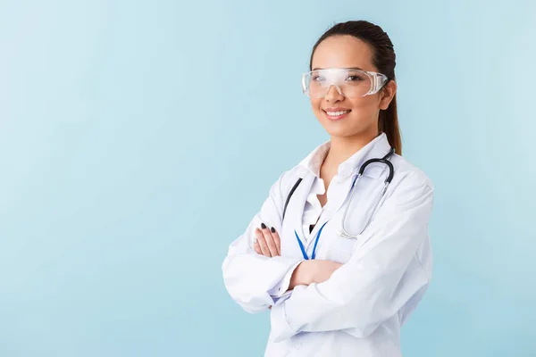 Foto Einer Jungen Ärztin Posiert Isoliert Über Blauem Wandhintergrund — Stockfoto