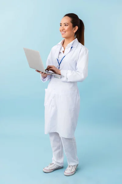 Foto Una Giovane Donna Medico Posa Isolato Sfondo Blu Parete — Foto Stock