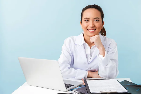 Foto Einer Jungen Ärztin Posiert Isoliert Über Blauer Wand Hintergrund — Stockfoto