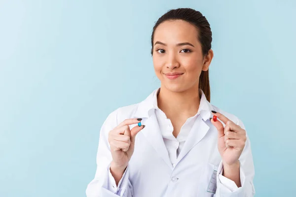 Photo Une Jeune Femme Médecin Posant Isolé Sur Fond Mur — Photo