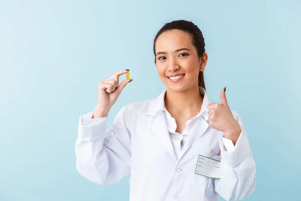 Foto Einer Jungen Ärztin Posiert Isoliert Über Blauem Wandhintergrund Mit — Stockfoto