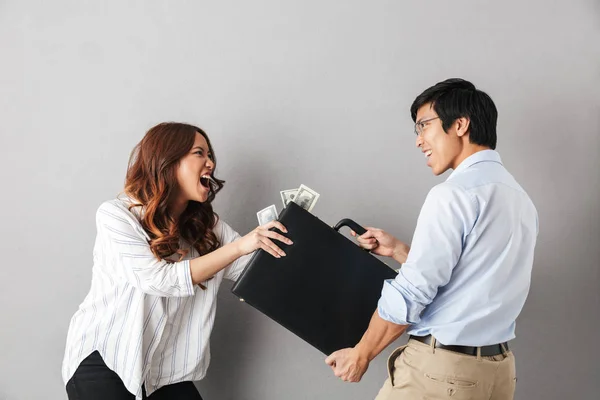 Wütendes Asiatisches Paar Steht Isoliert Vor Grauem Hintergrund Und Kämpft — Stockfoto