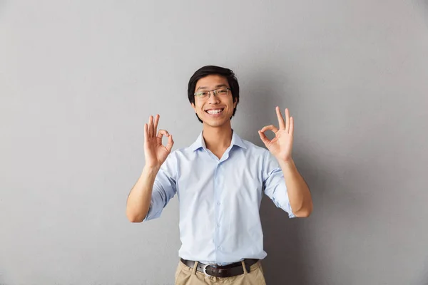 Feliz Asiático Homem Isolado Sobre Fundo Cinza Mostrando — Fotografia de Stock