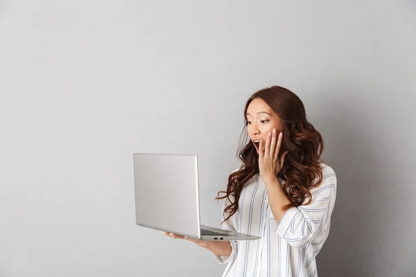 Shocked Asian Woman Standing Isolated Gray Background Looking Laptop Computer — Stock Photo, Image