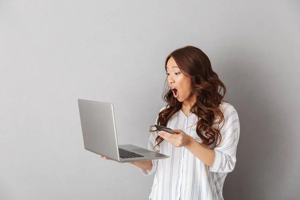 Geschokt Aziatische Vrouw Stond Geïsoleerd Grijze Achtergrond Laptopcomputer Kijken — Stockfoto