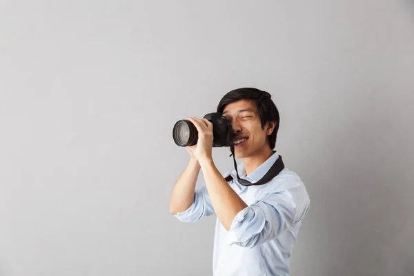 Gelukkig Aziatische Man Permanent Geïsoleerde Grijze Achtergrond Het Nemen Van — Stockfoto