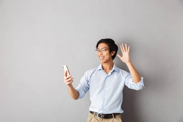 Happy Asian Business Man Standing Isolated Gray Background Holding Mobile — Stock Photo, Image