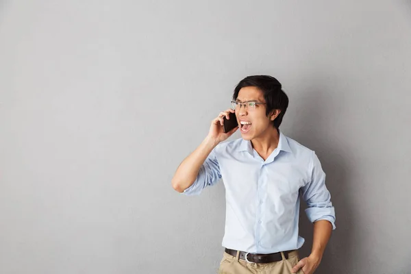 Arga Asiatiska Affärsman Stå Isolerade Över Grå Bakgrund Talar Mobiltelefon — Stockfoto