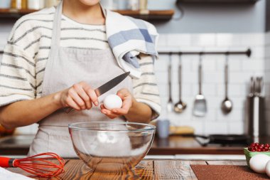 Krep yemek evde mutfakta ayakta, yumurta bir kase karıştırma genç bir kadın resim kırpılmış