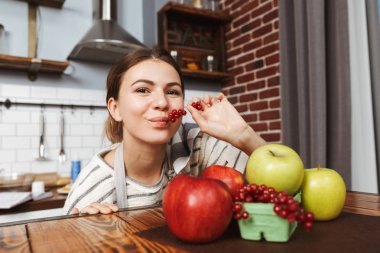 Mutlu genç kadın evde mutfakta ayakta