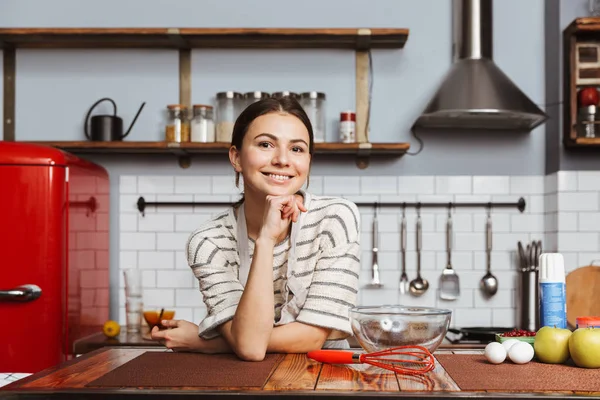 Joyeux Jeune Femme Debout Cuisine Maison — Photo