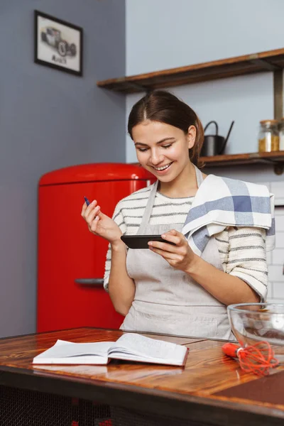 Mujer Joven Feliz Pie Cocina Casa Cocina Desayuno Con Libro —  Fotos de Stock