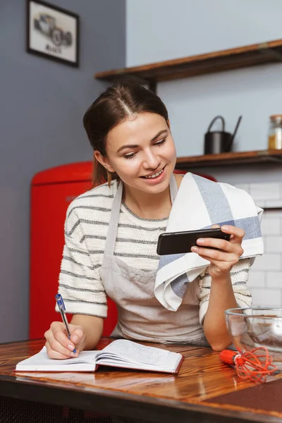 Giovane Donna Felice Piedi Cucina Casa Cucinare Colazione Con Ricettario — Foto Stock