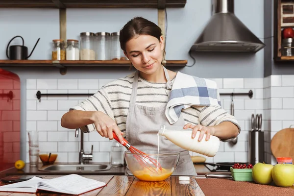 Mujer Joven Feliz Pie Cocina Casa Mezclando Huevos Tazón —  Fotos de Stock