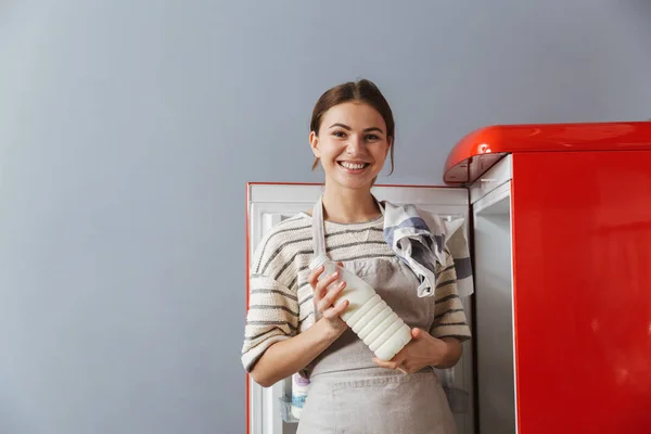 Щаслива Молода Жінка Стоячи Кухні Вдома Бере Пляшку Молока Холодильника — стокове фото