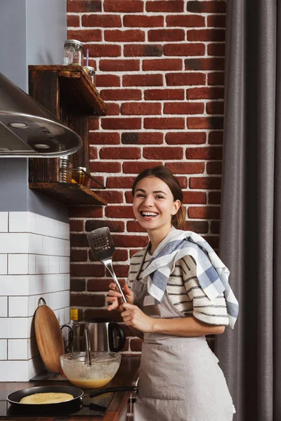 Mutlu Genç Kadın Evde Mutfakta Ayakta Krep Yerken Üzerine Bir — Stok fotoğraf