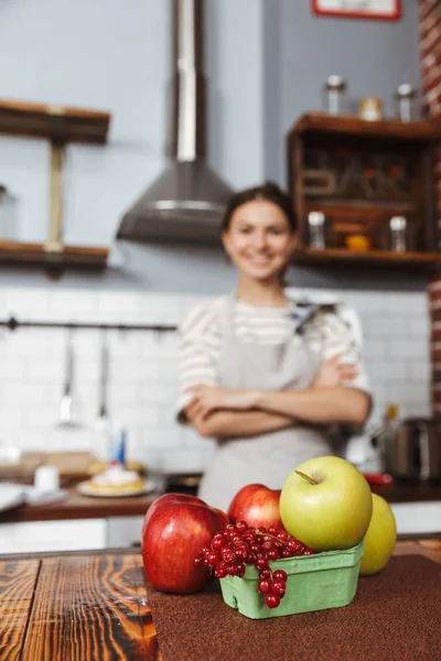 Joyeux Jeune Femme Debout Cuisine Maison — Photo