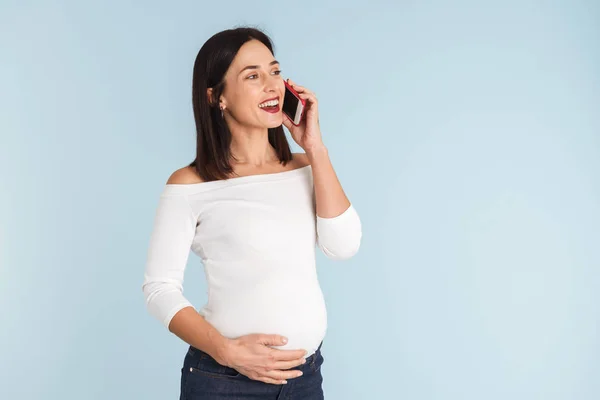 Фото Молодой Беременной Женщины Фоне Синей Стены Разговаривающей Мобильному Телефону — стоковое фото