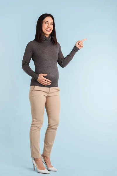 Foto Una Joven Embarazada Aislada Sobre Fondo Pared Azul Apuntando — Foto de Stock